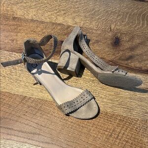 Chic Tan Block Heel Sandals